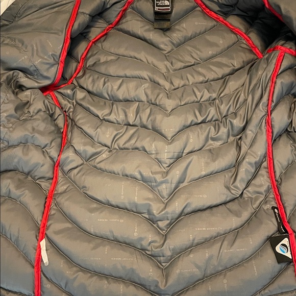 The North Face Women's Gray Quilted Down Puffer Jacket. Outdoor adventure size M - Picture 14 of 16